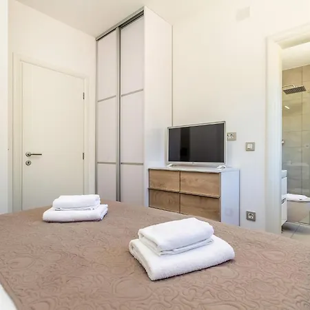 3 Bedroom Gorgeous In * Linardići