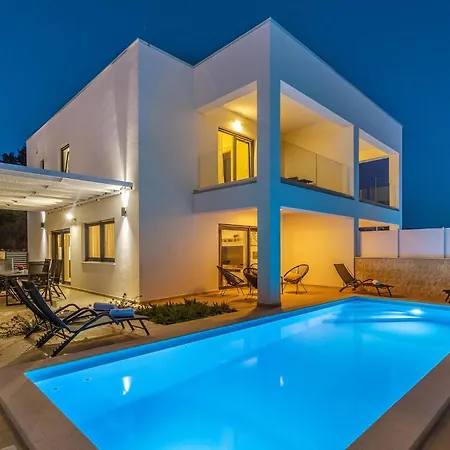 3 Bedroom Gorgeous In Ferienhaus