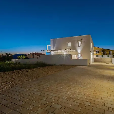 3 Bedroom Gorgeous In * Linardići