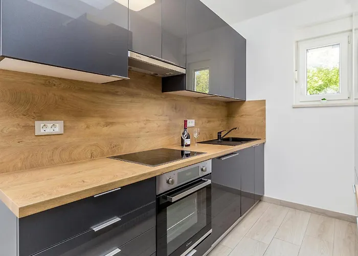 Vakantiehuis 3 Bedroom Gorgeous In Linardići