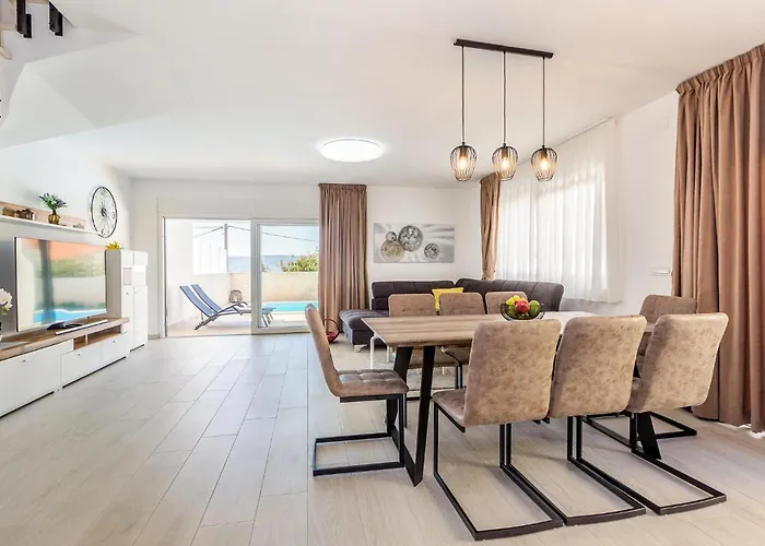 3 Bedroom Gorgeous In Vakantiehuis Linardići