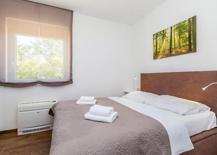 3 Bedroom Gorgeous In Linardići