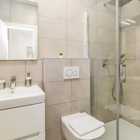 3 Bedroom Gorgeous In Linardici