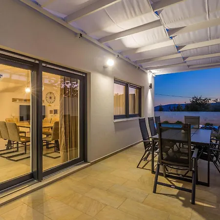 3 Bedroom Gorgeous In Linardici
