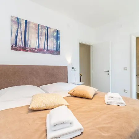 3 Bedroom Gorgeous In Linardici