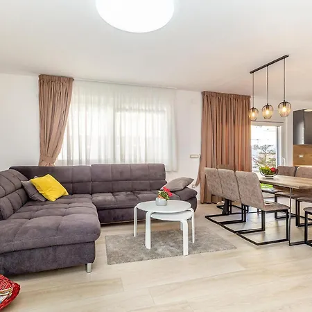 3 Bedroom Gorgeous In Linardici