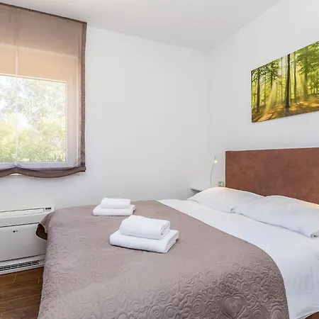 3 Bedroom Gorgeous In Linardici