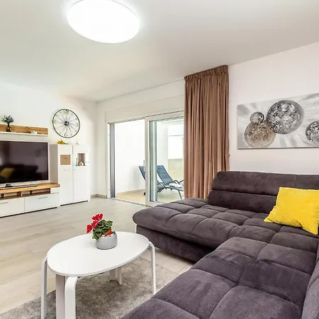 3 Bedroom Gorgeous In Holiday home Linardici