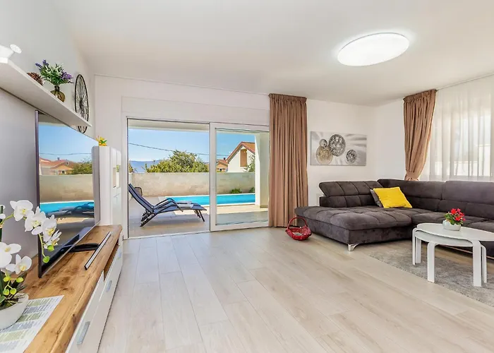 3 Bedroom Gorgeous In Linardići
