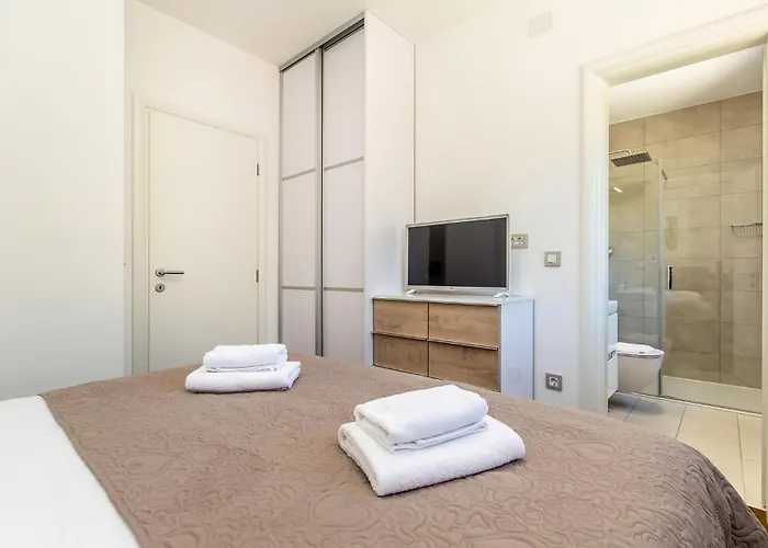 3 Bedroom Gorgeous In * Linardići