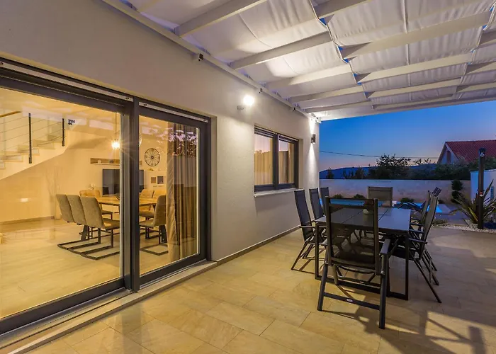 3 Bedroom Gorgeous In Linardići