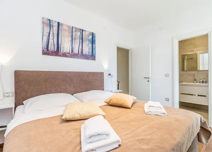 3 Bedroom Gorgeous In Linardići