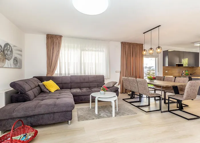 3 Bedroom Gorgeous In Linardići