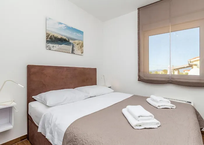 3 Bedroom Gorgeous In * Linardići