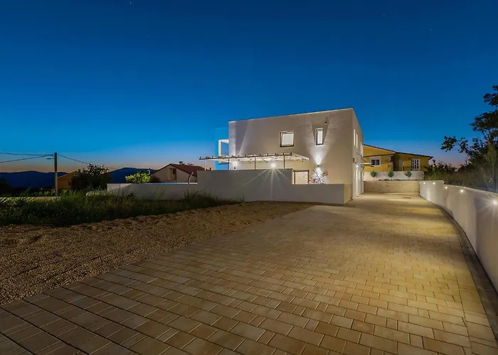 3 Bedroom Gorgeous In * Linardići